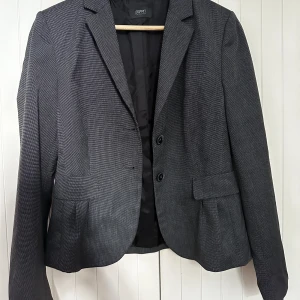 Kavaj  - Kavaj köpt second hand, passar mig som normalt har S