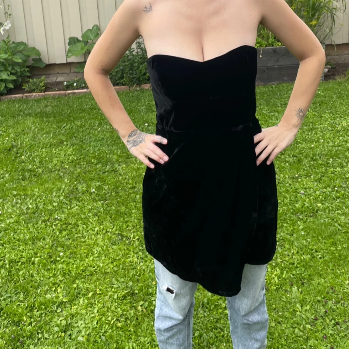 Sammetsklänning axelbandslös 