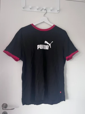 svart puma t-shirt - Inte ”sportmaterial” men väldigt fin o bekväm!