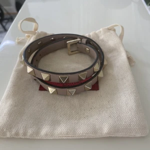 Valentino armband - Säljer nu mitt valentino dubbel armband som jag inte har använt på hur länge som helst. Nypris är ca 3300 men säljer det på startpris på 1500. Inga defekter, som nytt!