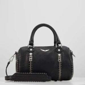 Zadig & voltaire väska - Säljer nu min fina Zadig väska för har tröttat. Köpte den på Zadig för 1 månadsen för 5900kr. Påsen till och giltighets bevisen får man med!. Skriv vid intresse eller frågor.