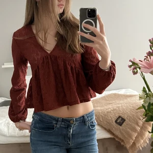 Söt blus - Säljer denna supersöta blusen som jag köpte utomlands då jag inte längre har användning för den! Bra skick ❤️🫶