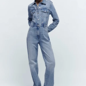 Zara jeans jumpsuit  - Köpt på zara, aldrig använd. Prislapp kvar. 