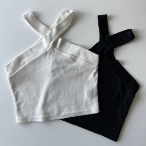 Svart och vitt linne  - Jättefina linnen som e köpta för nått år sedan, använda fåtal gånger sen dess, 25kr st eller båda för 40kr 