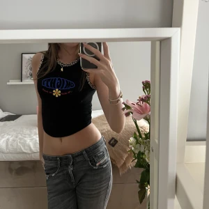 Topp med tryck - Supersnygg topp med tryck från Omighty! Bra skick❤️‍🔥 Ord pris 480kr