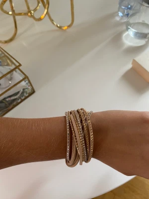 Swarowski armband  - Väldigt fint och unikt armband från Swarowski. Fick det i present men nypris är ca 1400. Justerbart med de två olika knäppningarna. 
