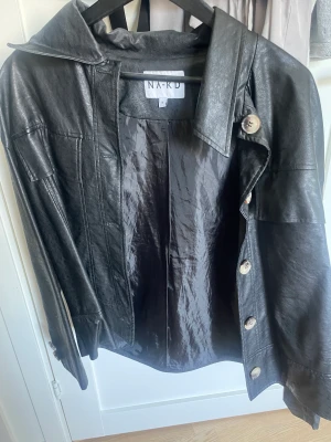 Skin jacka  - Knappt använd skinnjacka, köpt för npgot år sedan på NAKD,bra skick. Pris kan diskuteras