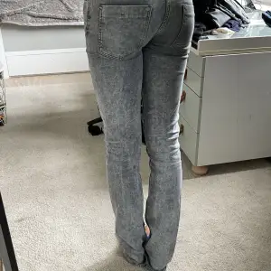 Superfina gråa jeans med ganska stretchigt material och därmed fin passform. Köpta på Zalando men har sytt byxorna till lågmidjad själv. Jag är 178 cm lång