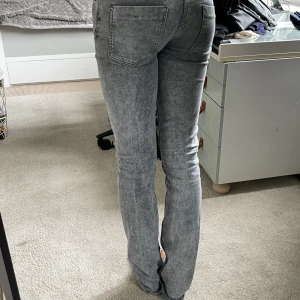 Lågmidjade gråa jeans - Superfina gråa jeans med ganska stretchigt material och därmed fin passform. Köpta på Zalando men har sytt byxorna till lågmidjad själv. Jag är 178 cm lång