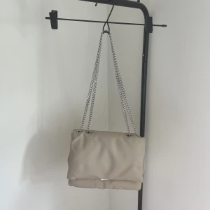 Väska - Säljer min jätte fina väska från hm. Använd ett fåtal gånger men är fortfarande i topp skick. Skriv vid intresse, pris kan diskuteras 💕