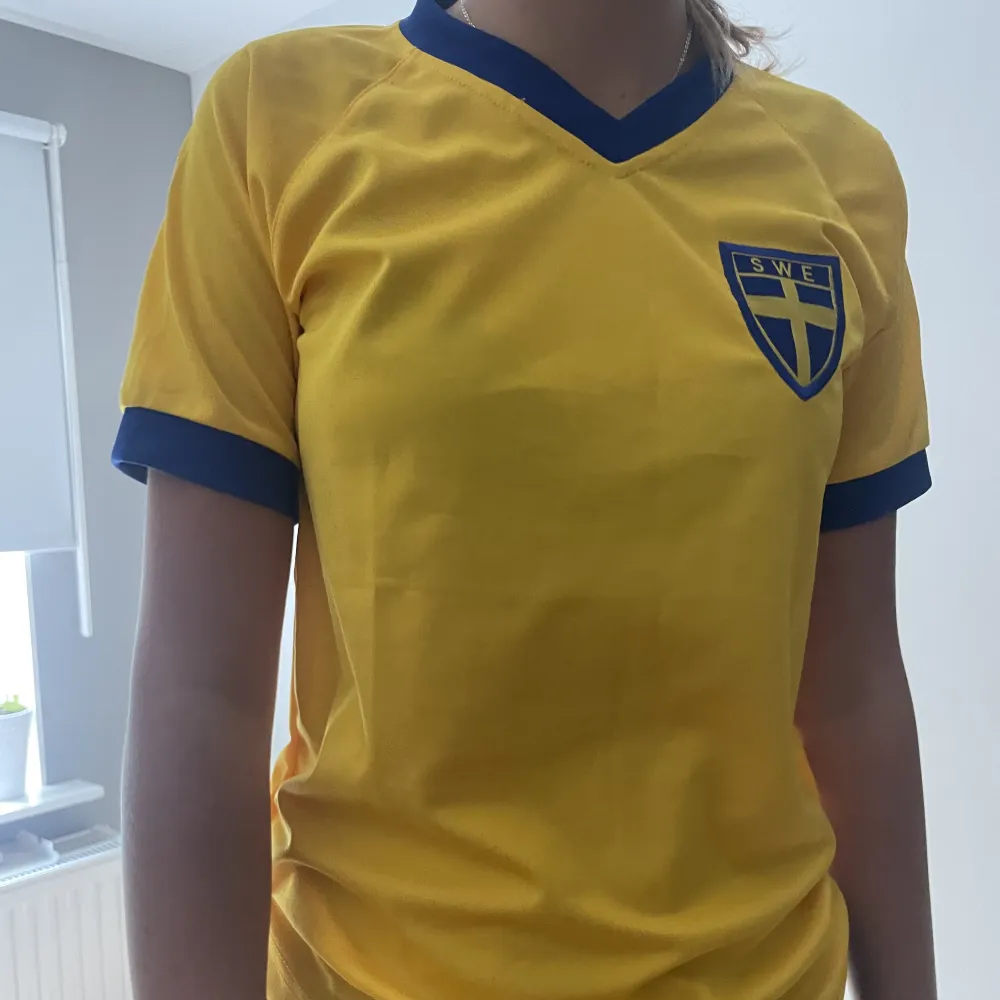 Sverige tröja som passar storlek s. T-shirts.
