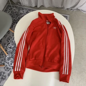 Fet addidas original tröja - Nästan o änvänd kontakta mig för bud storlek Xs för man.