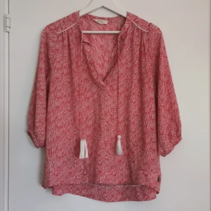 Blus  - Gullig blus i korall. Sparsamt använd. Fint skick.  Storlek S