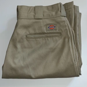 dickies 874 byxor - Snygga och välskötta dickies byxor. Modell 874 original fit strlk 30/32