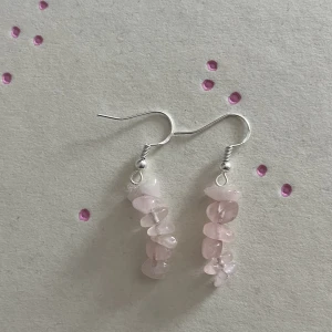 Rosenkvartsörhängen - Köpte i Spanien i somras men de är bara använda 1 gång❤️