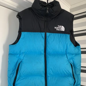 THE NORTH FACE PUFFER VÄST - Passar bra till höst/vår, används knappts. Ny pris: 2,800kr