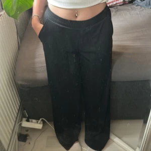 Byxor  - Svarta byxor från Gina Tricot i väldigt skönt material med fickor, storlek S. Inga defekter 