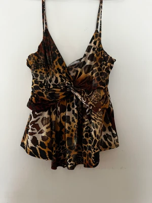 leopard topp - glansigt material !jag visar inte kläder på<3!