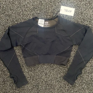 AYBL Träningströja - Superfin croppad träningströja från aybl som ej kommer till användning. ”hål” för tummarna. Aldrig använd, alla lappar sitter kvar. Storlek S.