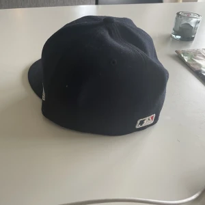New Era 59Fifty (fitted) - Oanvänd. Storlek 7 1/4 (57,7 cm). Mörkblå