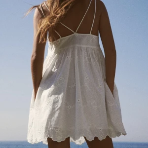 Zara klänning  - Jättegullig slutsåld klänning från Zara. Den har som inbyggda shorts under. Endast använd och tvättad en gång. Nypriset var 399kr