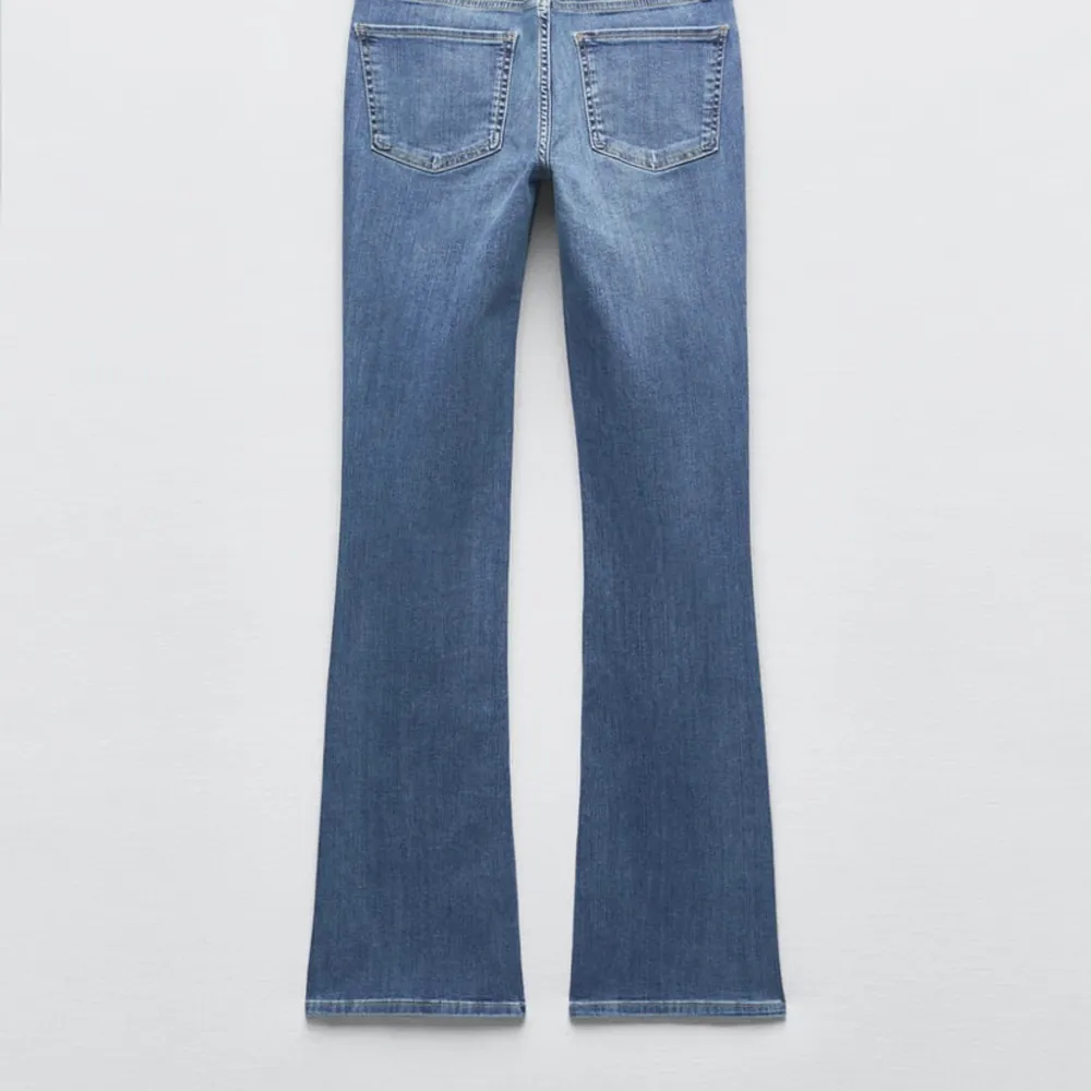 Jag säljer de här snygga jeansen. Säljer de på grund av att de är för små. Jeansen är helt nya med prislappen kvar. Jeans & Byxor.