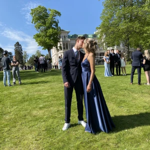 Balklänning  - Säljer min jätte fina balklänning, marinblå färg, använd 1 gång, knytning i ryggen , original pris 1890kr mitt pris 1000kr