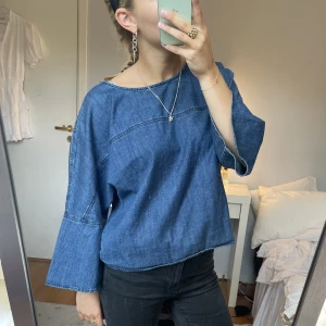 Mango topp - Säljer denna supercoola jeanstoppen från Mango💕Fint skick och så unik😊Inte riktigt jeans tyg, lite mjukare.