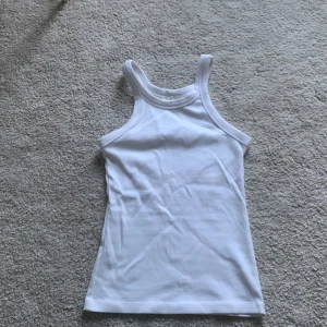 Ribbat linne h&m  - Helt oanvänt linne från h&m, ribbat, storlek S, väldigt strechigt,  hör av er ifall ni har funderingar🥰