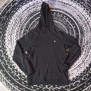 Lyle och scott hoodie i färgen grå. Den är i storlek Medium. Priset kan diskuteras!