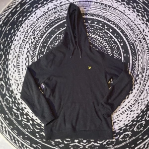 Lyle & Scott hoodie - Lyle och scott hoodie i färgen grå. Den är i storlek Medium. Priset kan diskuteras!