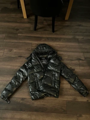 Guess jacka - Super skön vinter/vår jacka.  Säljes pågrund av att jag sparar ihop pengar.  Ta kontakt vid fler frågor eller funderingar! ”Pris går att diskutera”  // Eliaz 🙂