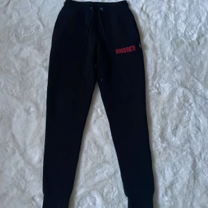 Hoodrich byxor svarta storlek XS  - Hoodrich byxor är inte använda på senaste tid men har varit använda 4-5 gånger fläckfri 