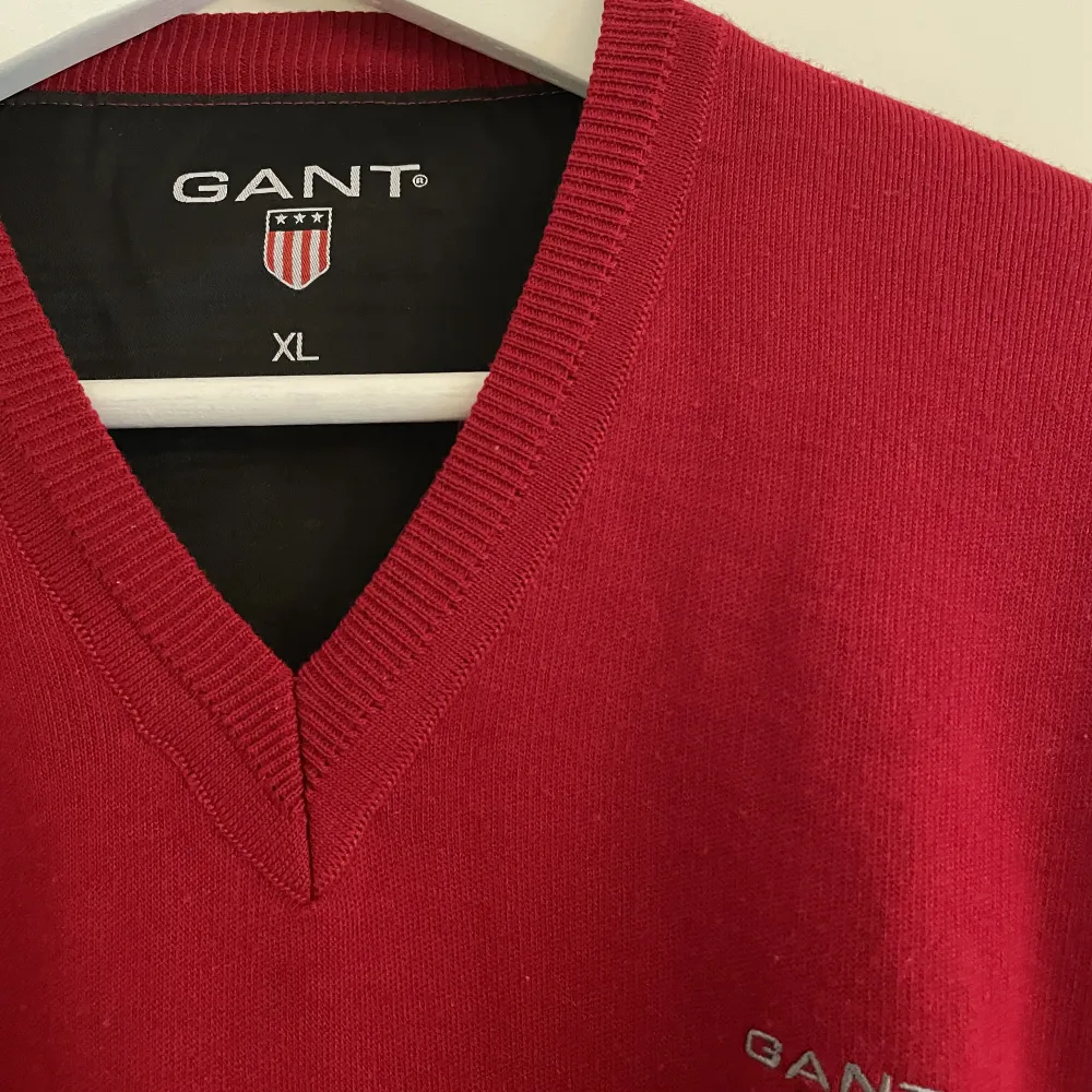 En röd Gant tröja för herr i bra skick. Storlek XL. Tröjor & Koftor.