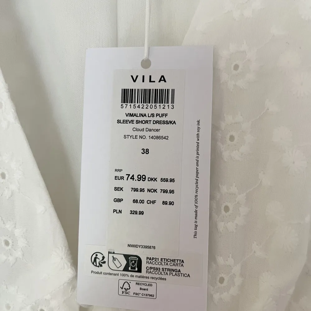 Oanvänd klänning från VILA som har lappar kvar. Samma stuk som Adoore klänningarna. Nypris 799, storlek 38. Klänningar.