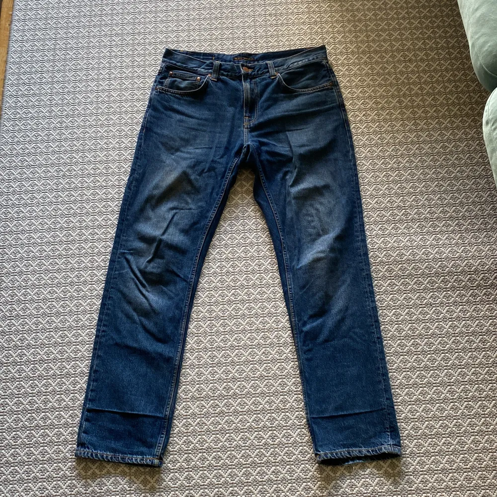Riktigt feta jeans från Nudie i modellen ”Gritty Jackson” i färgen Blue slate || skick 9/10 lite slitna längst ner vid vänster ben men inget som man märker i första hand || nypris: 1600 || vid frågor kontakta mig via DM. Jeans & Byxor.