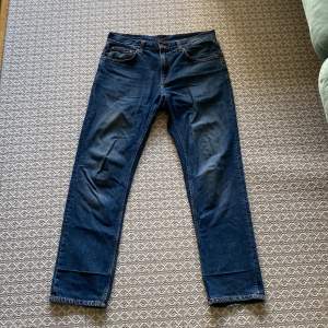 Riktigt feta jeans från Nudie i modellen ”Gritty Jackson” i färgen Blue slate || skick 9/10 lite slitna längst ner vid vänster ben men inget som man märker i första hand || nypris: 1600 || vid frågor kontakta mig via DM