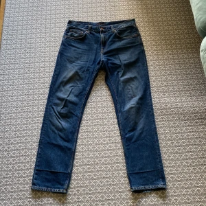 Nudie jeans ”Gritty Jackson  - Riktigt feta jeans från Nudie i modellen ”Gritty Jackson” i färgen Blue slate || skick 9/10 lite slitna längst ner vid vänster ben men inget som man märker i första hand || nypris: 1600 || vid frågor kontakta mig via DM