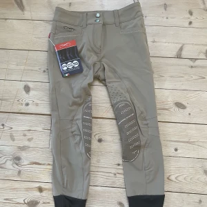 Ridbyxor - Oanvända Animo ridbyxor i storlek 36. Säljes pga lite för korta då jag har väldigt långa ben. Lägg bud