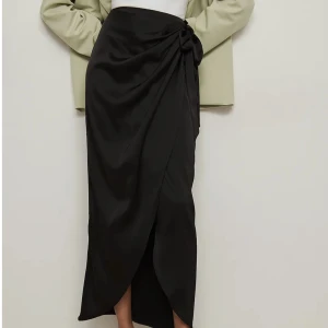 Satinkjol - En svart satinkjol! Funkar till allt! 