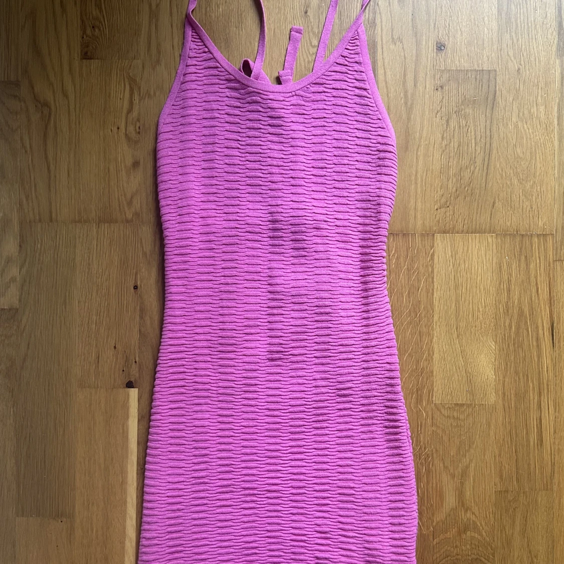 Rosa stickad klänning från Weekday - 91