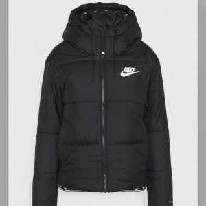 Nike jacka - Vinterjacka som är använd en del men inga skador eller tecken på det. Köptes för 1499kr. Pris kan diskuteras vid snabbt köp