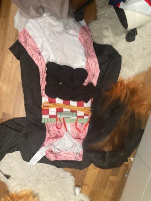 Nezuko cosplay  - Säljer min nezuko cosplay och peruk har använt 2 gånger bra kvalitet peruken är lite trasslig original pris 800  De är asian Size så de funkar s-m Tryck inte på köp nu 