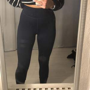 Mörkblå Strongertights💙🖤 Superskönt tyg och brett band i midjan! En söm är ihopsydd och har hållt väldigt bra sedan dess, annars inga skavanker🙂 Storleken är bortklippt så skulle säga att de är S/M Kom privat för mer bilder! Köpare står för frakt!