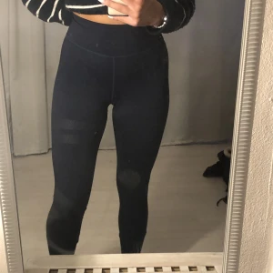 Träningstights - Mörkblå Strongertights💙🖤 Superskönt tyg och brett band i midjan! En söm är ihopsydd och har hållt väldigt bra sedan dess, annars inga skavanker🙂 Storleken är bortklippt så skulle säga att de är S/M Kom privat för mer bilder! Köpare står för frakt!