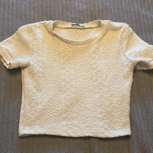 Zara topp - En jättefin Zara topp i fint skick! Inga defekter vad jag kan se. Köpte den här på Plick nyss men den passade inte. Den är i storlek S!
