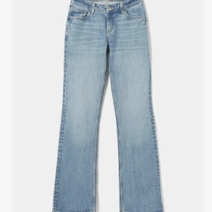 Jeans zalando  - Säljer mina ljusblå jeans från Zalando i storlek 36, köpte de här på Plick men aldrig använt dem själv, så de är i väldigt bra skick. Säljer för 250 + frakt💕kom privat för fler  bilder!