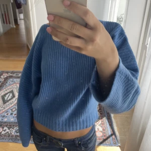 Stickad tröja - Blå stickad tröja ifrån Mango! Storlek xs och köpt i höstas 🤍 100kr plus frakt ✌🏼