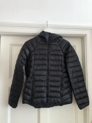 Dunjacka från M’kinley - Nu säljer jag min svarta dunjacka från M’kinley. Jackan är i stl 36 och i bra skick!