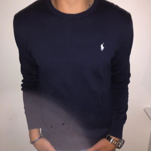 Ralp lauren crewneck - Tja säljer nu denna snygga Ralph lauren tröjan. Tröjan är i ett fint skick och använd sparsamt, inga defekter!